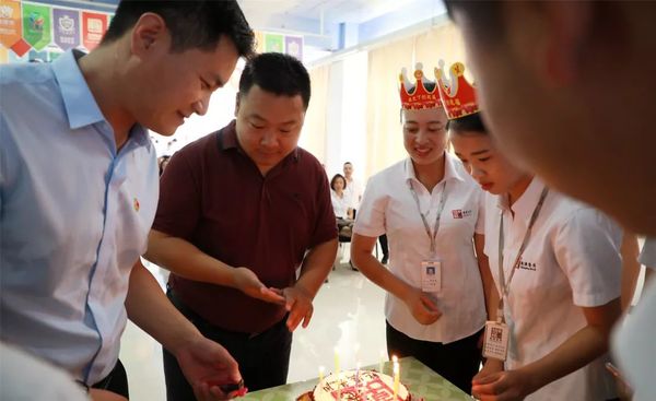 集團領(lǐng)導(dǎo)為壽星們點燃生日蠟燭 集團領(lǐng)導(dǎo)為壽星們點燃生日蠟燭