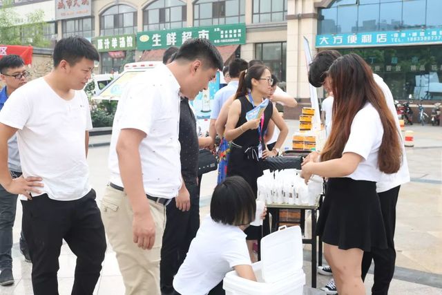 附近居民對(duì)集團(tuán)項(xiàng)目進(jìn)行咨詢(xún)