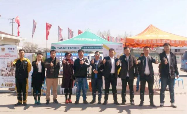 李總與乾港集團(tuán)售后人員合影